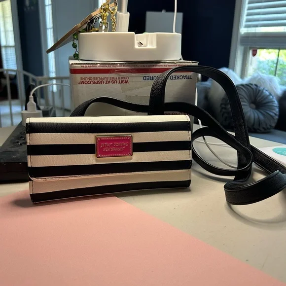 Betsey Johnson Clutch Large Wristlet and Crossbody Wallet EUC Stripes Vintage - Picture 13 of 16